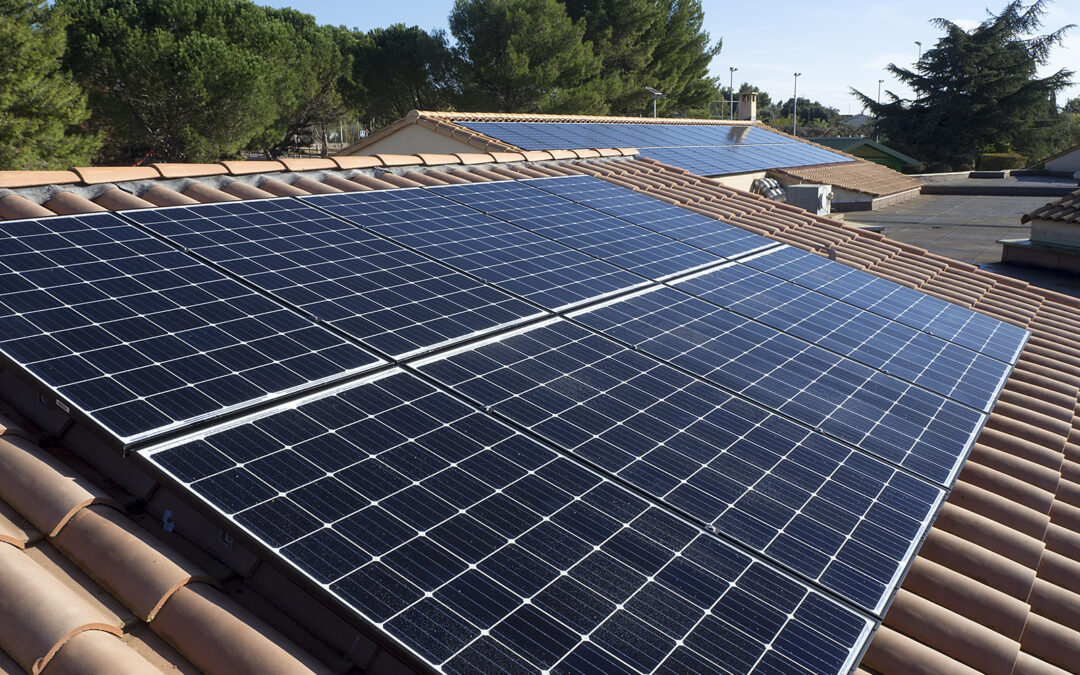 Installation des panneaux photovoltaïques sur le toit de l’école